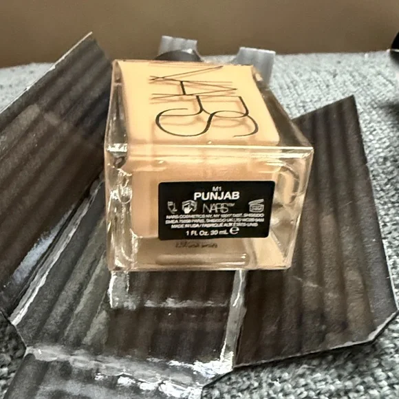 NARS Light Reflecting Foundation - Warm Tan - Picture 6 of 6